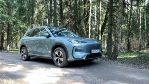 Geely EX5 тест сбоку спереди