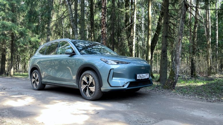 Geely EX5 тест сбоку спереди