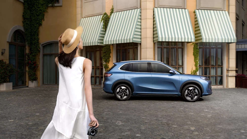 Geely Galaxy E5 EX5 обновленный рестайлинг сбоку девушка