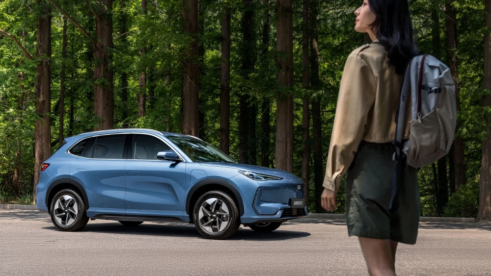 Geely Galaxy E5 EX5 обновленный рестайлинг сбоку девушка