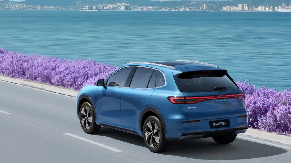 Geely Galaxy E5 EX5 обновленный рестайлинг сбоку сзади