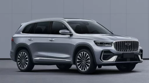 geely monjaro новый мотор обновленный кроссовер сбоку спереди серый