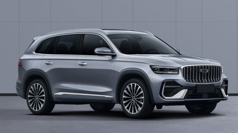 geely monjaro новый мотор обновленный кроссовер сбоку спереди серый