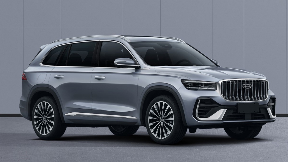 geely monjaro новый мотор обновленный кроссовер сбоку спереди серый