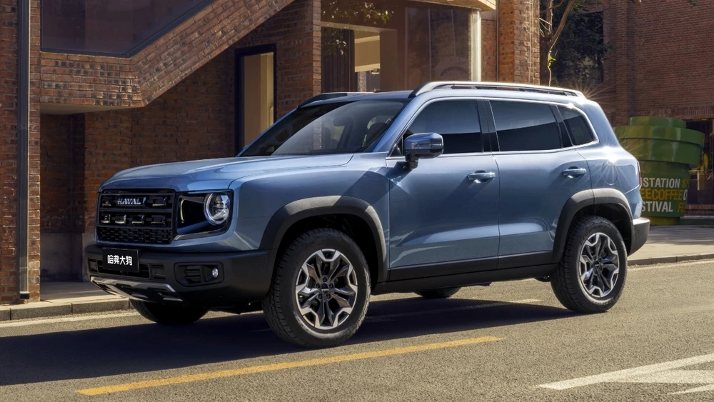 Обновленный кроссовер Haval Dargo сбоку спереди полный привод водоем бездорожье