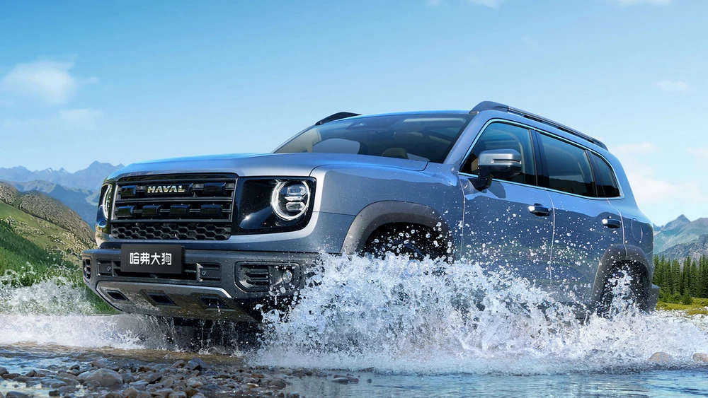 Обновленный кроссовер Haval Dargo сбоку спереди полный привод водоем бездорожье