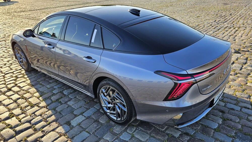 Hongqi H6 сбоку сзади