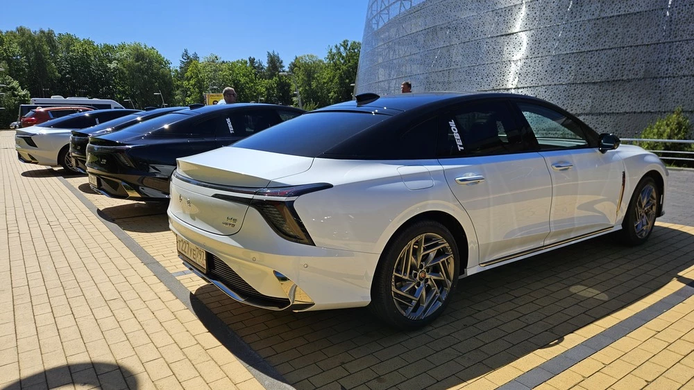 Hongqi H6 сбоку сзади