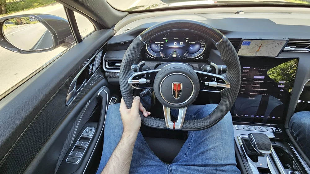 Hongqi H6 салон интерьер водитель за рулем