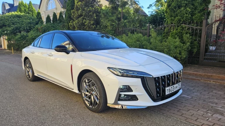 Hongqi H6 сбоку спереди белый