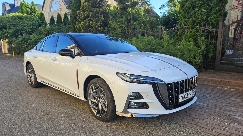 Как спорт соединили с практичностью? Наш тест-драйв лифтбека Hongqi H6 Hongqi H6 сбоку спереди белый