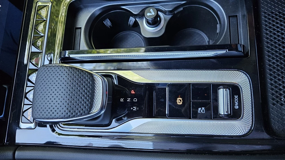 Hongqi H6 салон интерьер тоннель