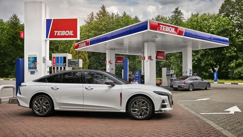 Hongqi h6 сбоку на заправке азс Teboil
