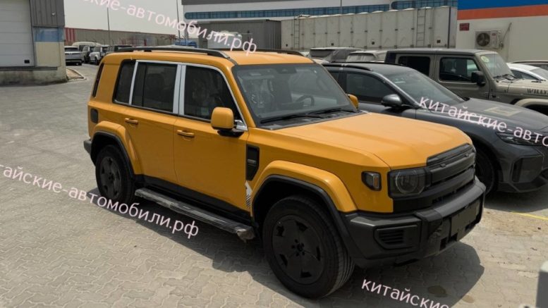 Кроссовер iCAUR iCar V27 в оаэ дубай сбоку спереди