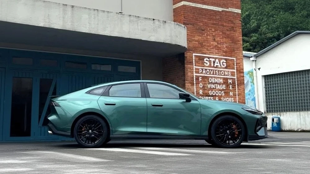 лифтбек Changan Uni-V сбоку новое поколение