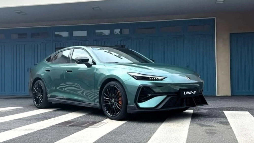 лифтбек Changan Uni-V спереди сбоку новое поколение