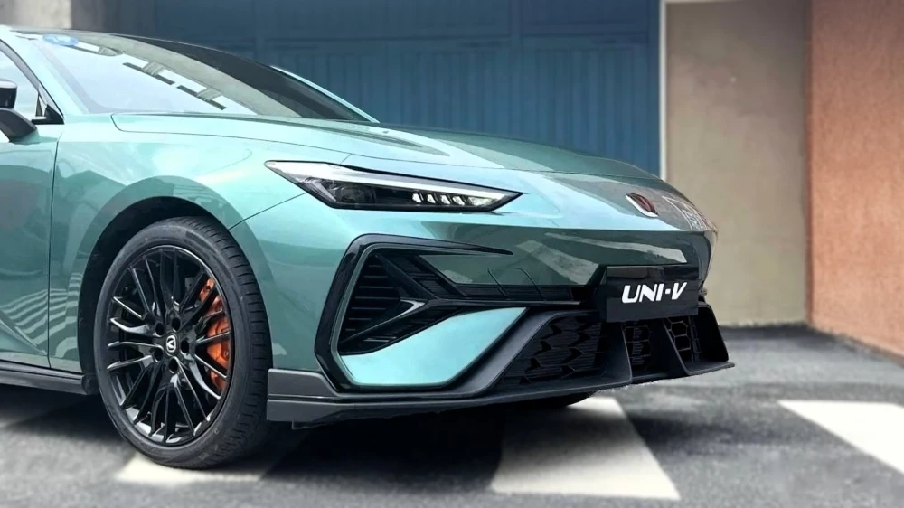 лифтбек Changan Uni-V сбоку спереди новое поколение