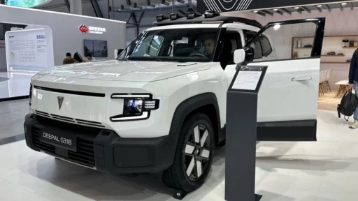 Deepal G318 спереди сбоку кроссовер гибрид