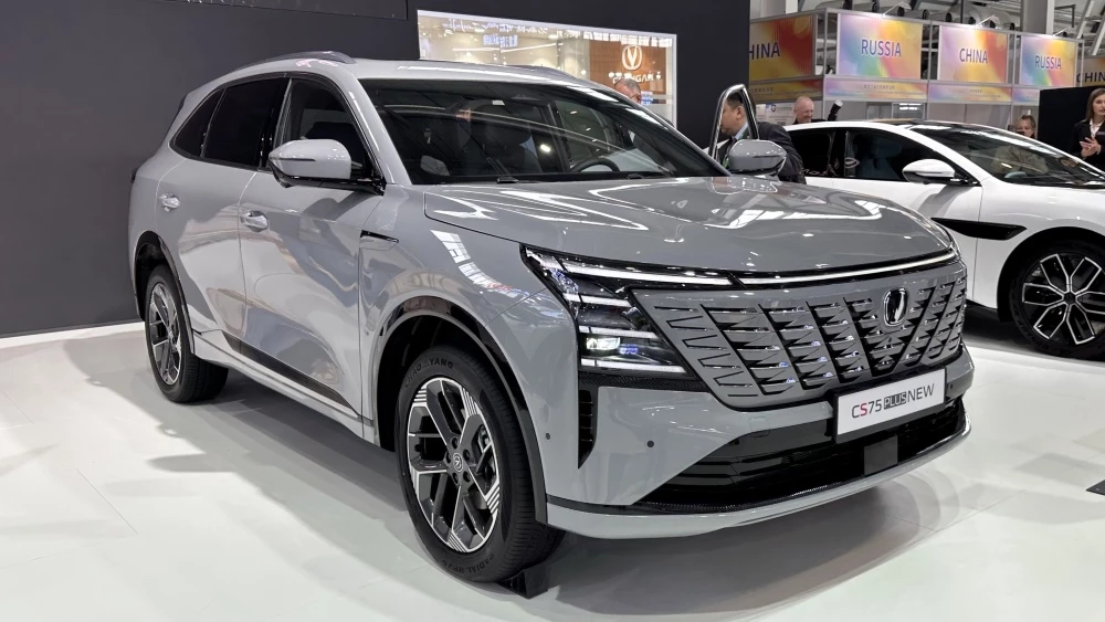 CS75 Plus new спереди сбоку кроссовер