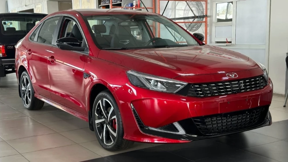 Седан Kaiyi E5 в автосалоне «Дин Авто» у дилера новый сбоку спереди