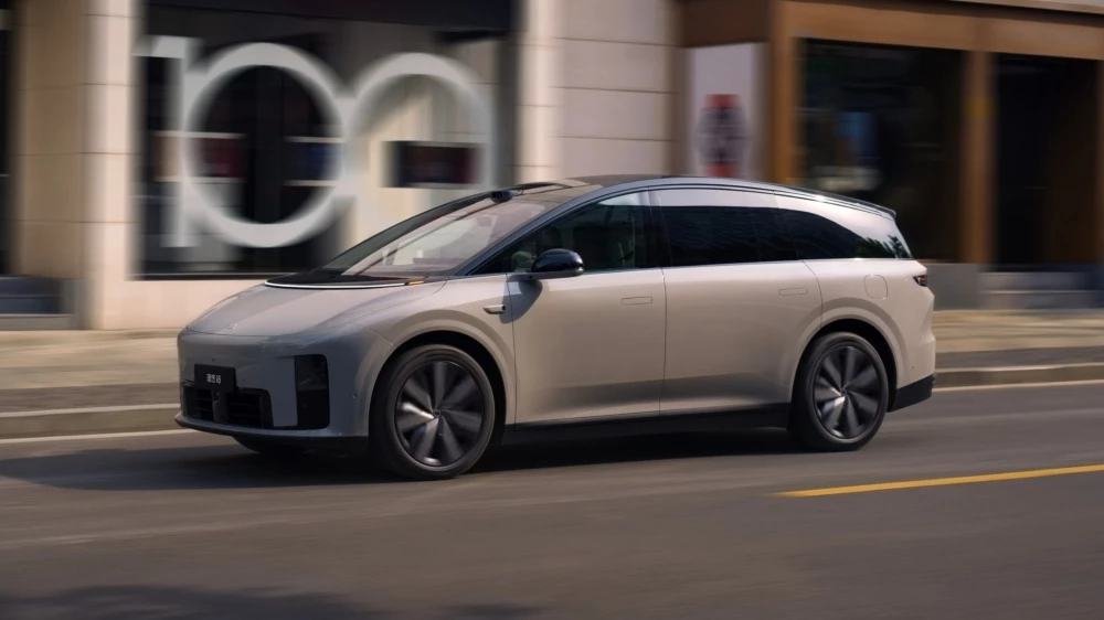 Электрический кроссовер Li i8 сбоку спереди