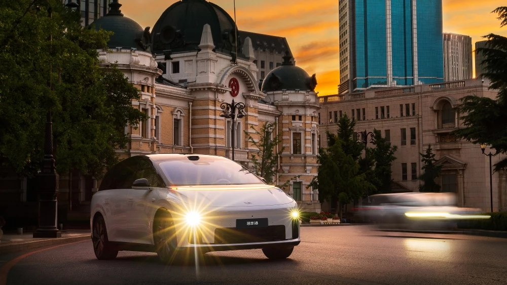 Электрический кроссовер Li i8 сбоку спереди