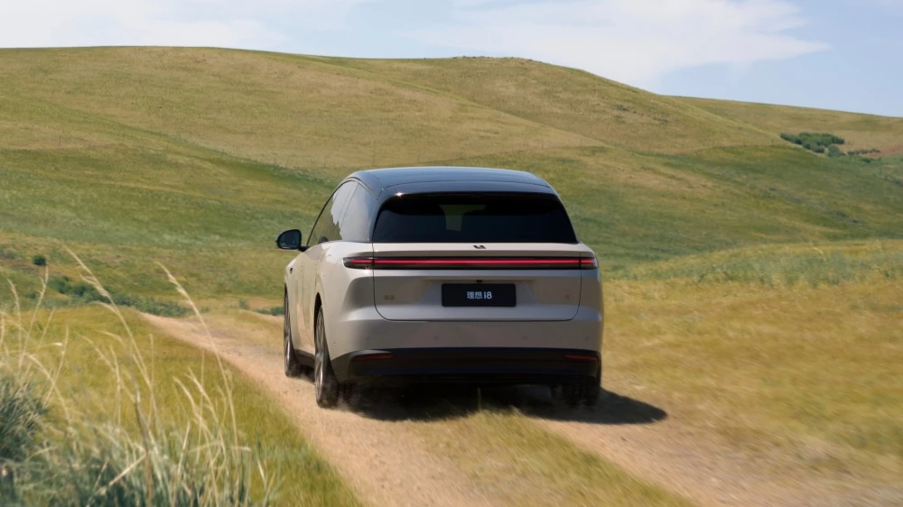 Электрический кроссовер Li i8 сзади