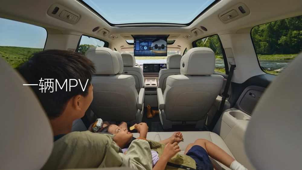 Электрический кроссовер Li i8 салон интерьер третий ряд багажник