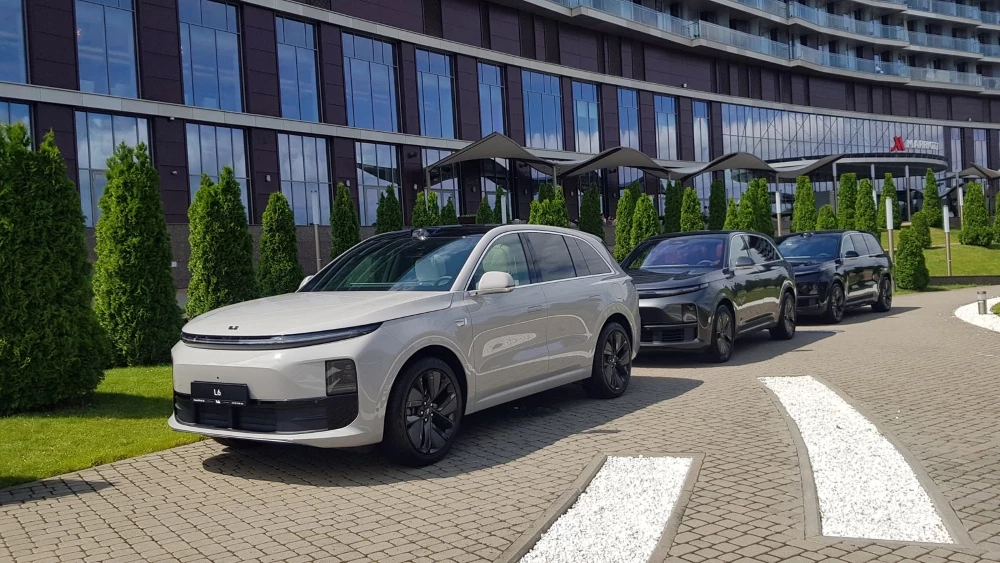 Кроссоверы Lixiang в беларуси спереди