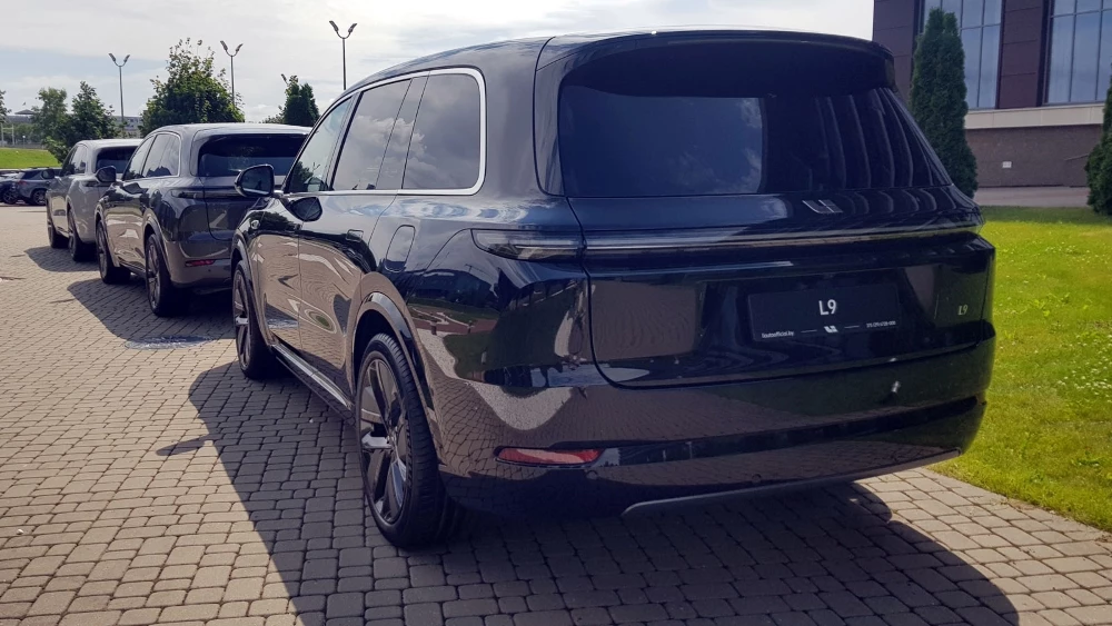 Кроссовер Lixiang L9 сзади