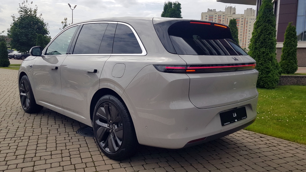 Кроссовер Lixiang L6 сзади сбоку в Беларуси