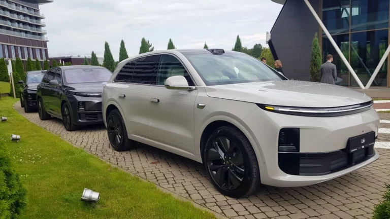 Кроссоверы Lixiang в беларуси спереди