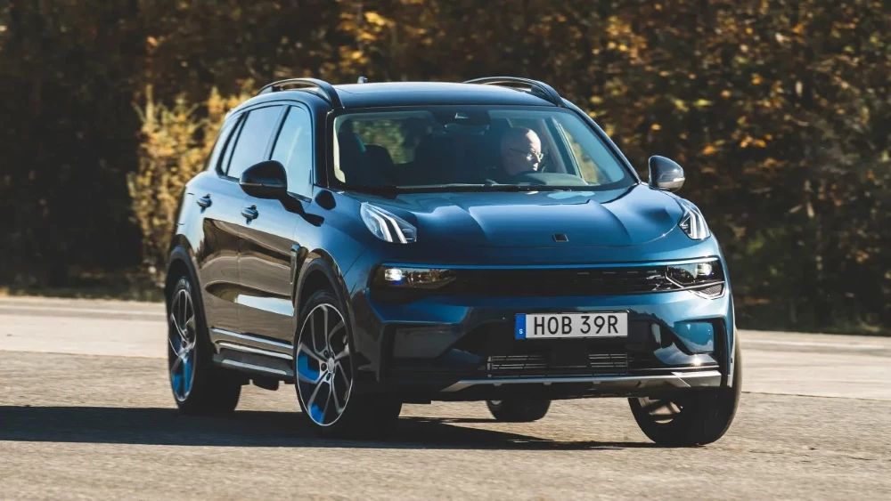 Гибридный кроссовер Lynk & Co в Германии сбоку спереди в динамике ADAC тест