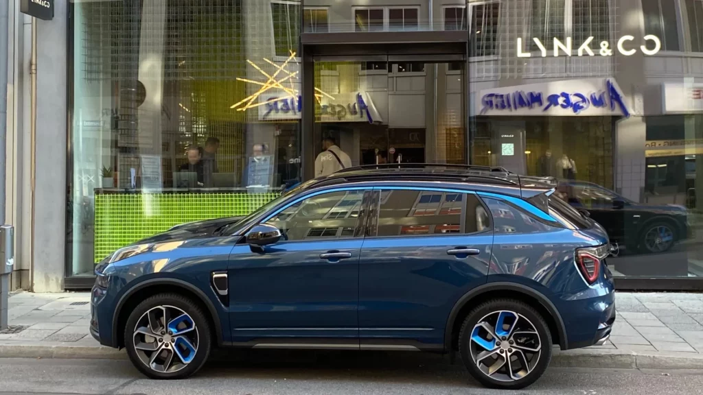 Гибридный кроссовер Lynk & Co сбоку шоурум клуб дилер