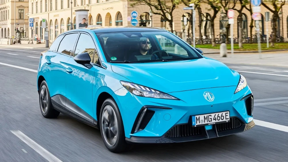 Электрический хэтчбек MG 4 в Германии сбоку спереди в динамике