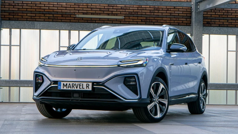 Электрический кроссовер MG Marvel R Plus в Германии сбоку спереди