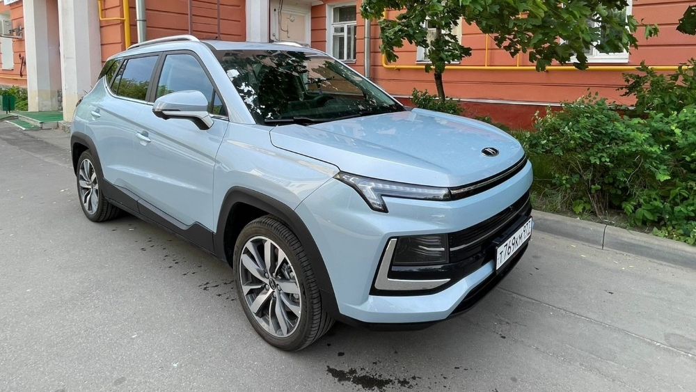 Кроссовер «Москвич 3е» спереди сбоку
