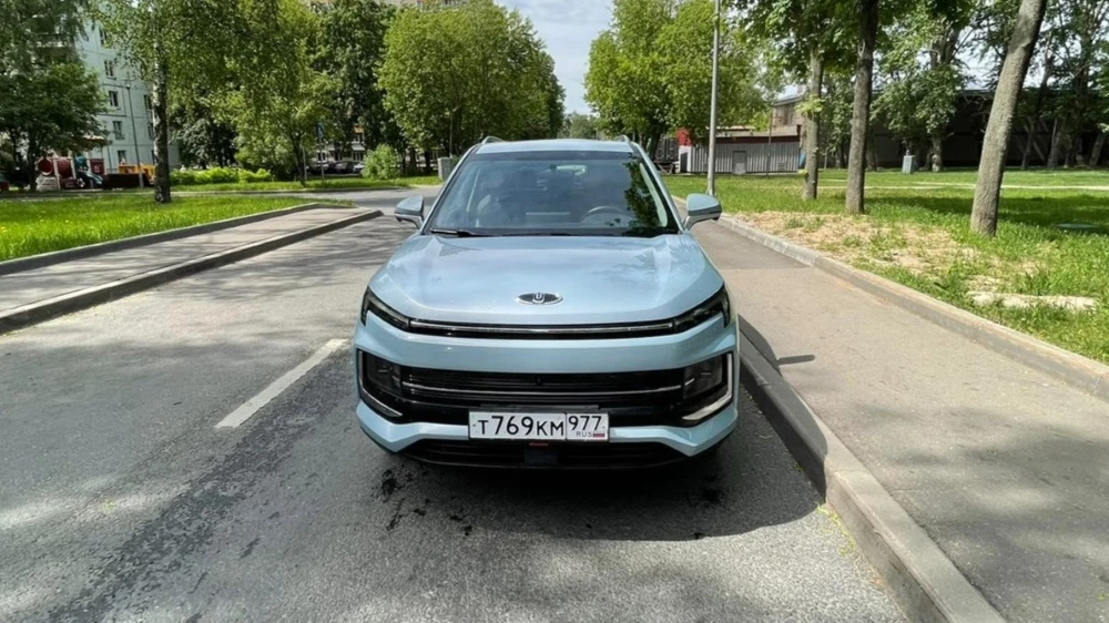 Кроссовер «Москвич 3е» спереди