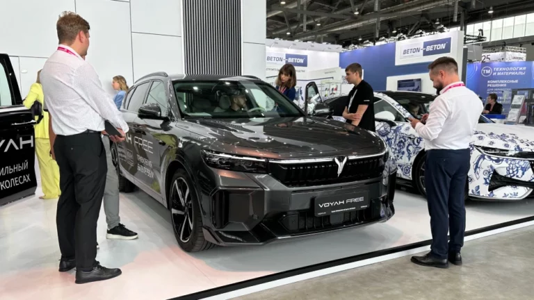 моторинвест планы на 2025 год voyah free кроссовер сбоку спереди серый