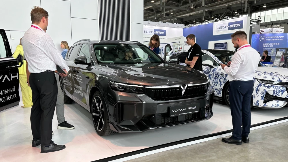 моторинвест планы на 2025 год voyah free кроссовер сбоку спереди серый