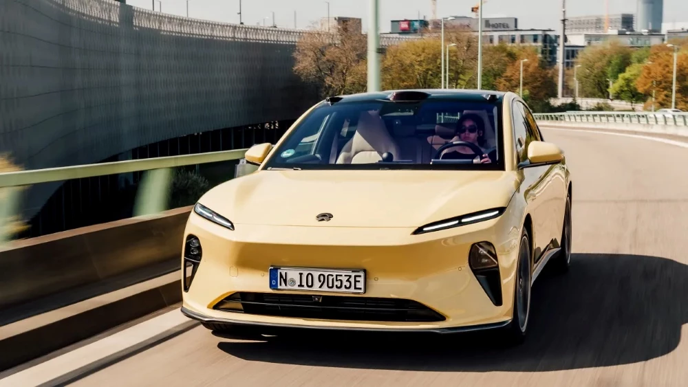 Электрический седан Nio ET5 в Германии сбоку спереди в динамике