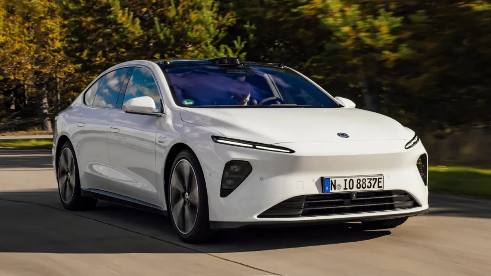 Электрический седан NIO ET7 в Германии сбоку спереди