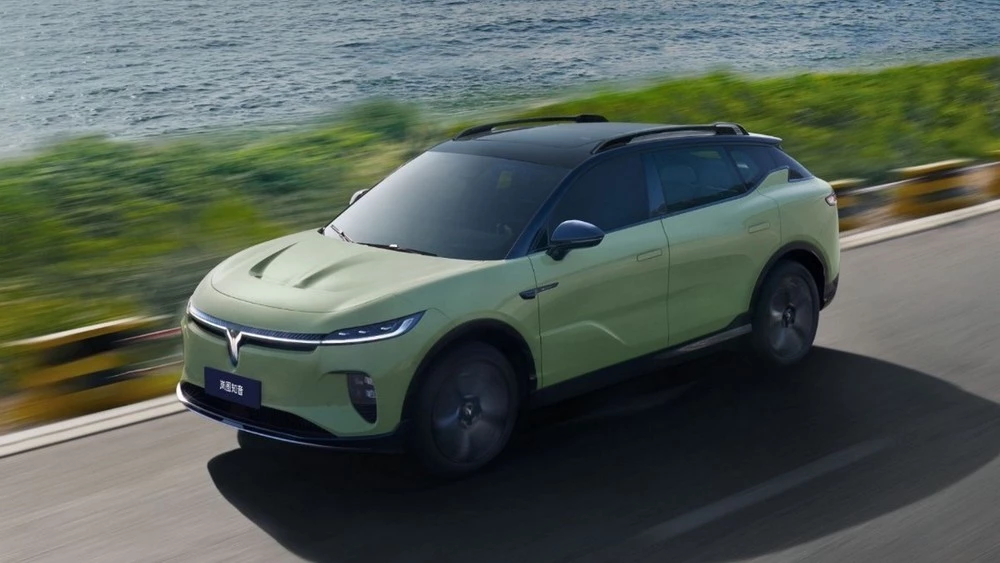 Voyah Courage сбоку спереди сверху