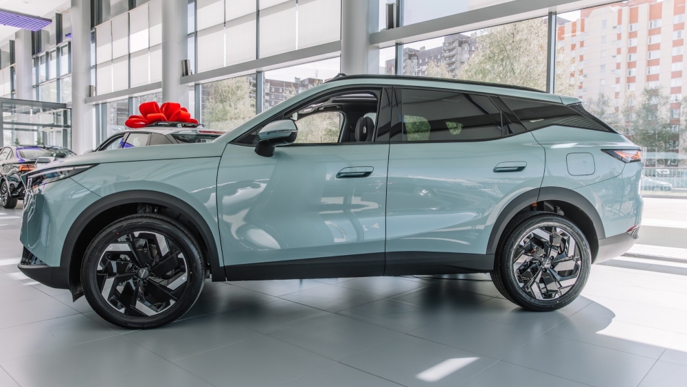 Кроссовер Omoda C7 у дилера в автосалоне ИАТ «Приморский» санкт петербург сбоку