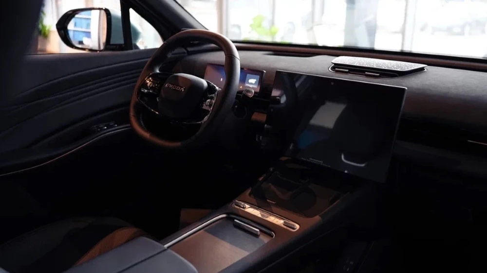 Кроссовер Omoda C7 у дилера в автосалоне «динамика» череповец салон интерьер