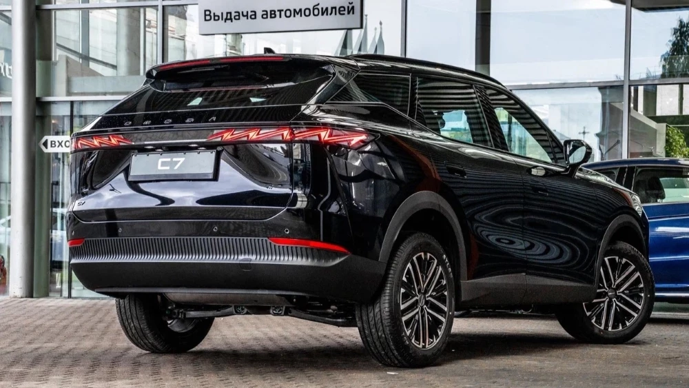 Кроссовер Omoda C7 у дилера в автосалоне сигма санкт петербург сбоку сзади