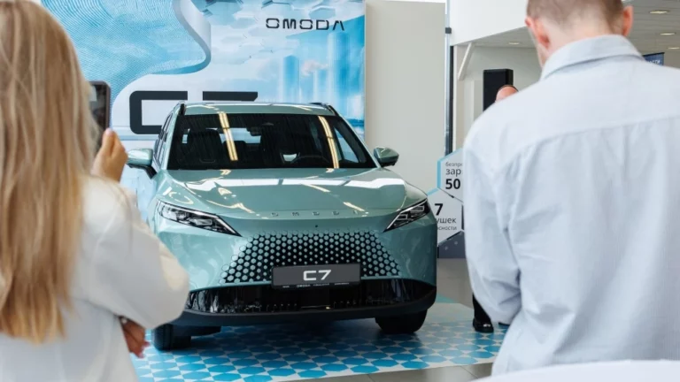 Omoda C7 у дилера в автосалоне псков презентация фотографии