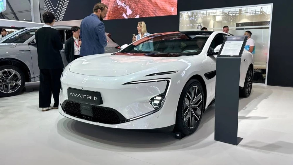 Avatr 12 спереди сбоку спортбек