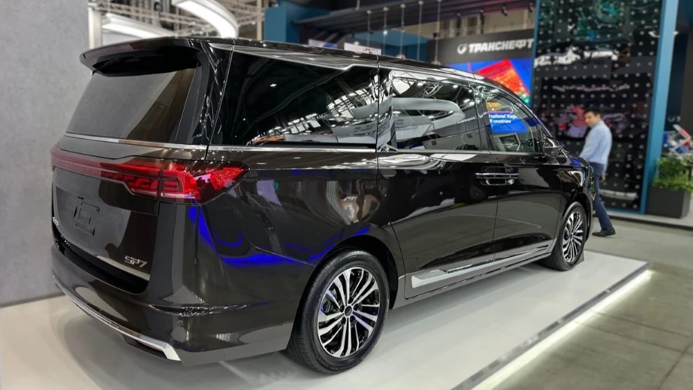 минивэн Sollers SP7 на выставке в Екатеринбурге сзади сбоку