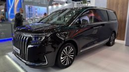 минивэн Sollers SP7 на выставке в Екатеринбурге спереди сбоку